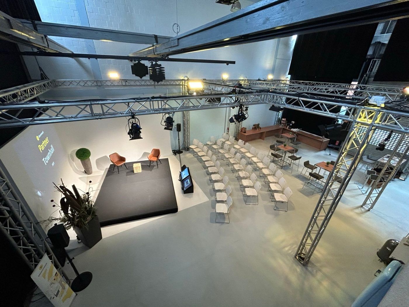 Das BAUWERK.Studio in Köln von oben, Bühne, Reihenbestuhlung und Traversen für eine Townhall