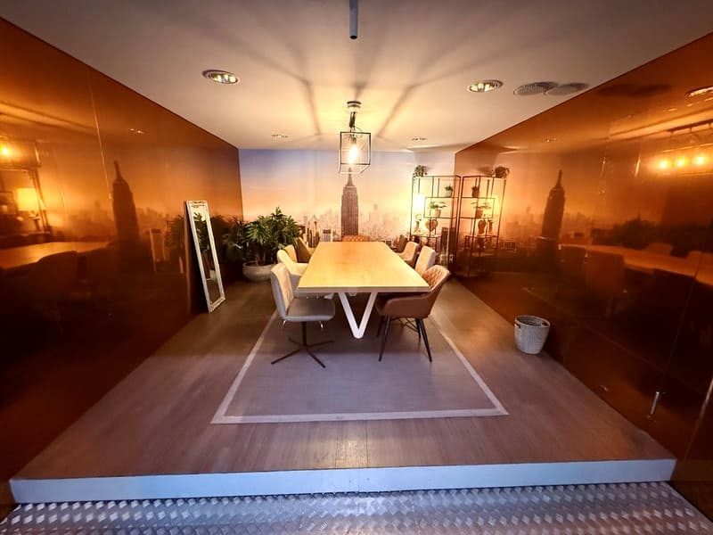 Der Executive Room im Bauwerk Köln, eine Box mit langem Holztisch und warmem Licht für kleine Runden