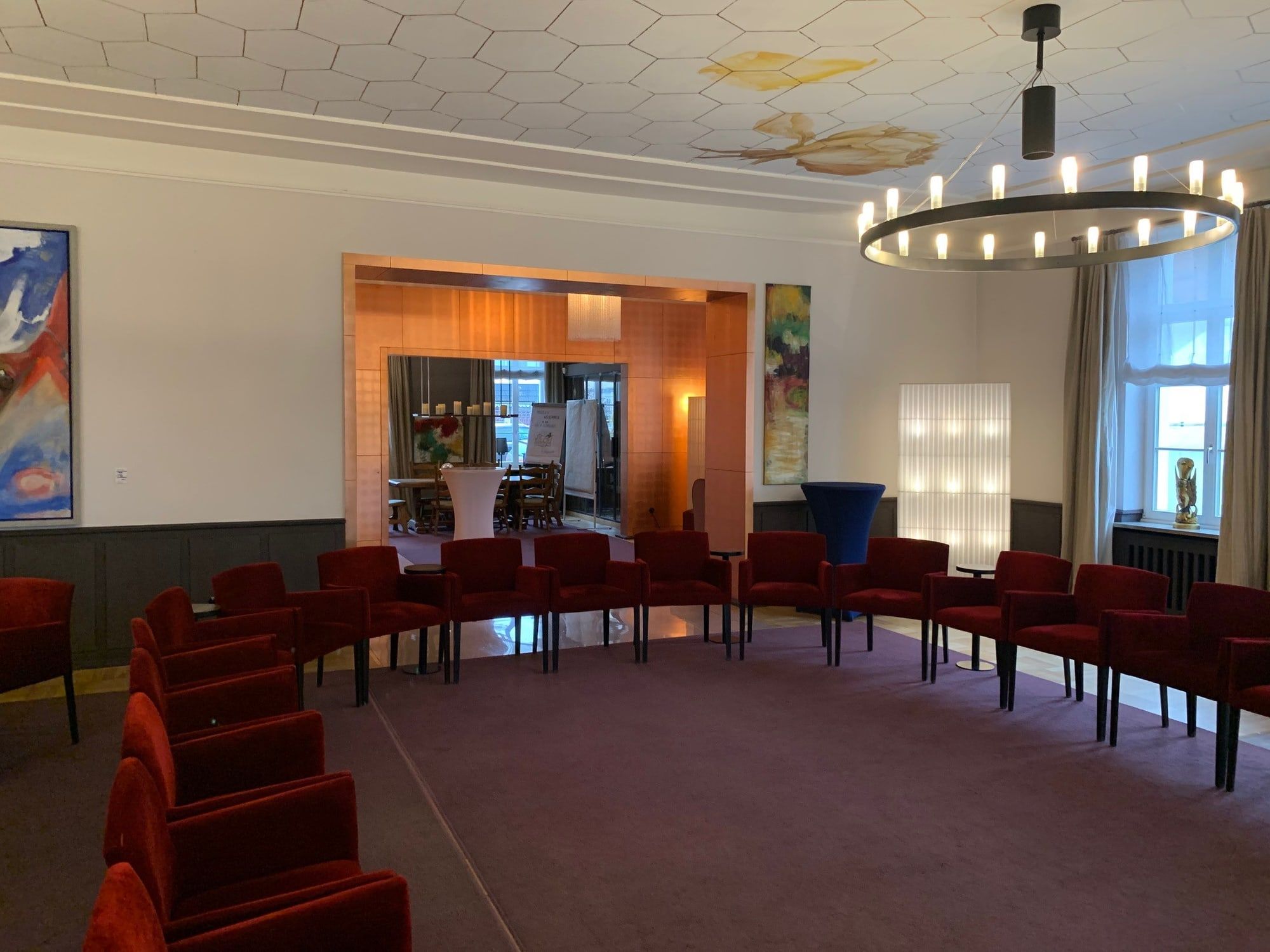 Blick aus dem Großen Saal durch eine breite Öffnung in den kupferverkleideten Kupfersaal der Villa Leonhart