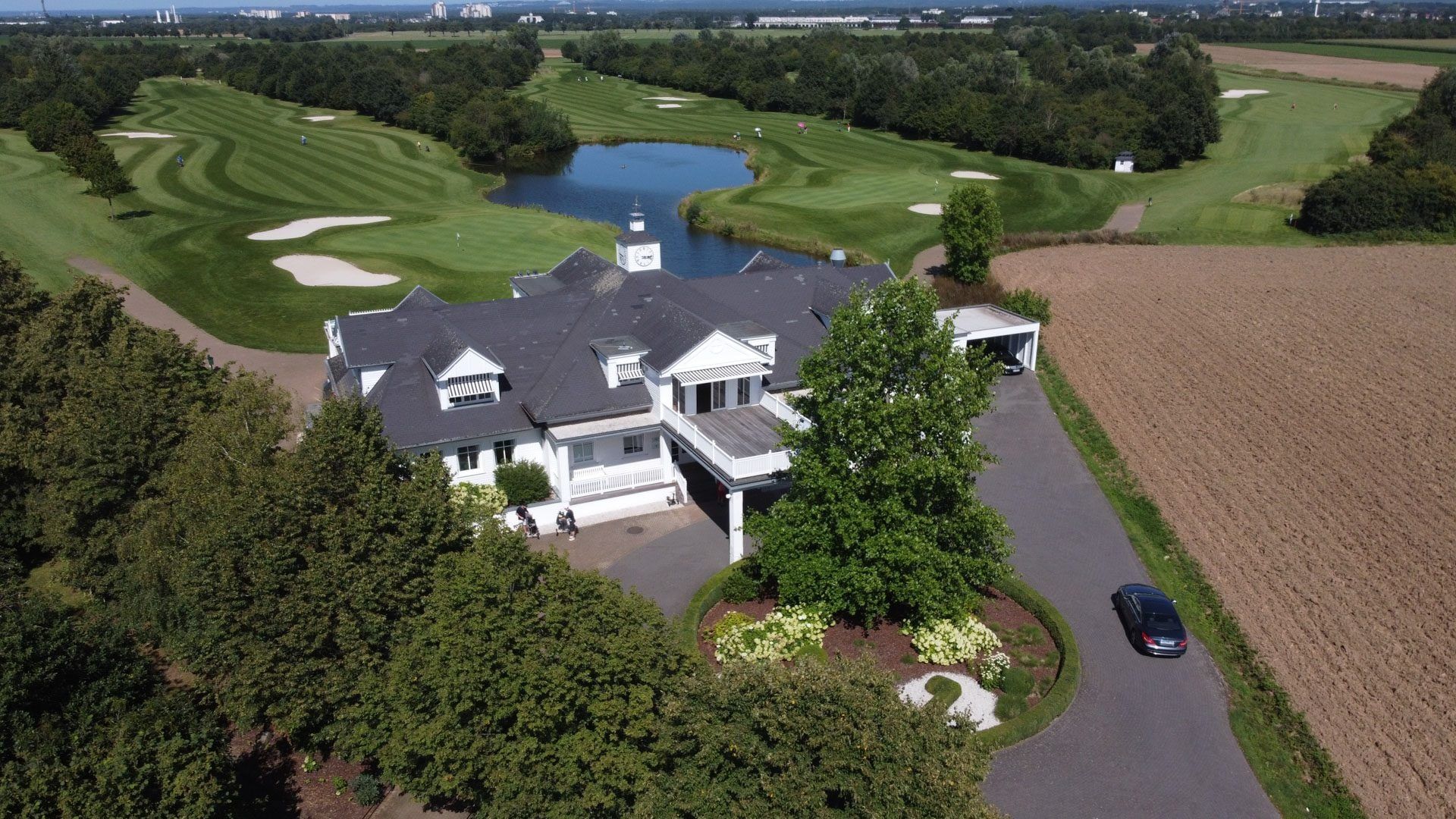 Luftaufnahme des Landhaus Velte inmitten der Golfanlage V-Golf Sankt Urbanus mit Teichen und Feldern